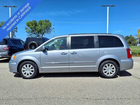 Used 2016 Chrysler Town & Country Touring w/ Driver Convenience Group FWD image 8