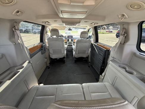 Used 2010 Chrysler Town & Country Limited image 36