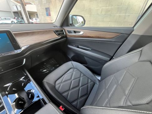 Used 2025 Volkswagen Atlas SE image 36