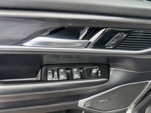 Used 2022 Jeep Wagoneer Series I w/ Premium Group I AWD/4WD image 13