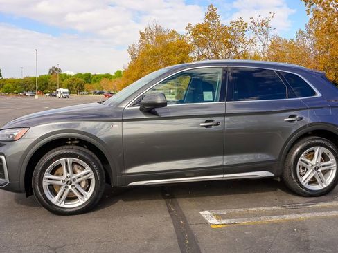 Used 2022 Audi Q5 e Premium w/ Convenience Package image 11