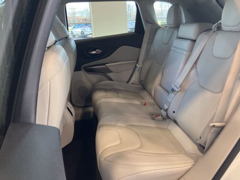 Used 2019 Jeep Cherokee Limited image 25