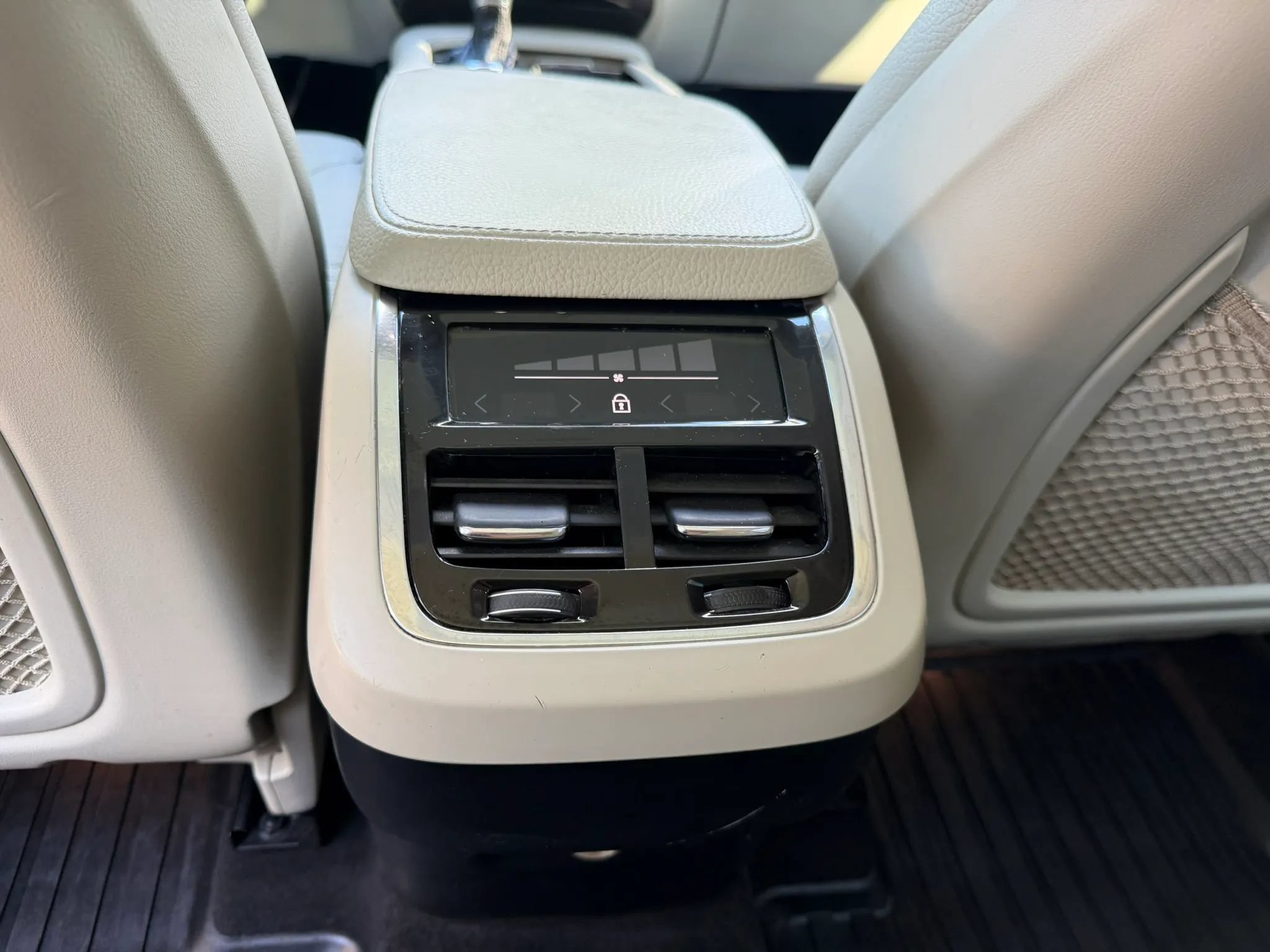 Used 2018 Volvo XC90 T6 Momentum w/ Convenience Package AWD/4WD image 23