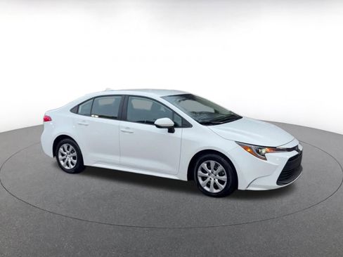 Used 2025 Toyota Corolla LE image 2