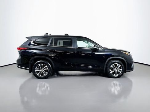 Used 2023 Toyota Highlander XLE AWD/4WD image 9