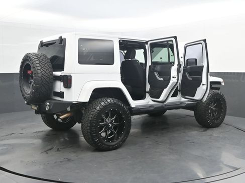 Used 2015 Jeep Wrangler Unlimited Sahara w/ Connectivity Group AWD/4WD image 43