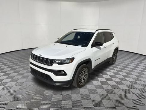 Used 2024 Jeep Compass Latitude AWD/4WD image 12