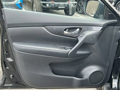 Used 2018 Nissan Rogue SV w/ Premium Package image 10