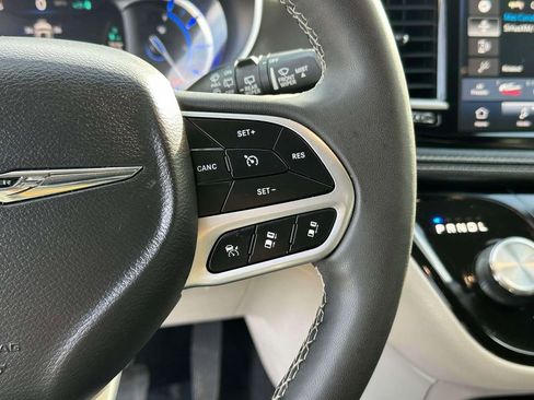 Used 2023 Chrysler Pacifica Touring-L FWD image 22
