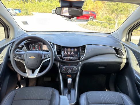 Used 2022 Chevrolet Trax LT w/ LT Convenience Package image 12
