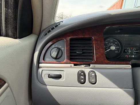 Used 2007 Lincoln Town Car Signature RWD image 18