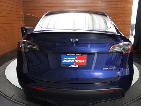 Used 2023 Tesla Model Y Performance AWD/4WD image 16