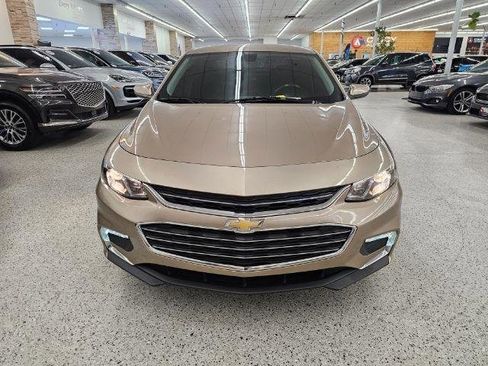 Used 2018 Chevrolet Malibu LT FWD image 2