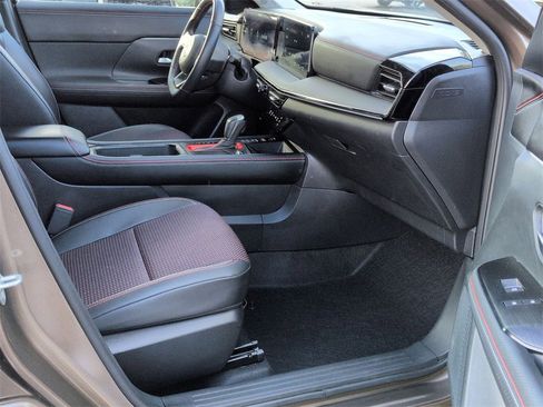 Used 2025 Nissan Kicks SR image 19