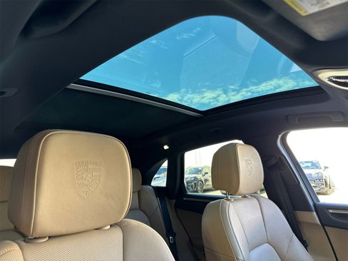 Used 2023 Porsche Macan image 17