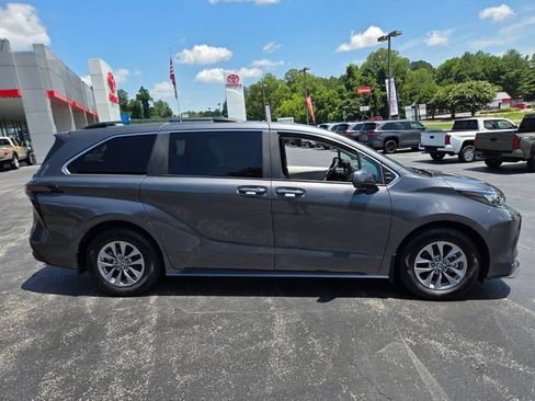 Used 2025 Toyota Sienna XLE FWD image 10