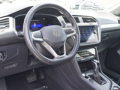 Used 2022 Volkswagen Tiguan SE FWD image 12