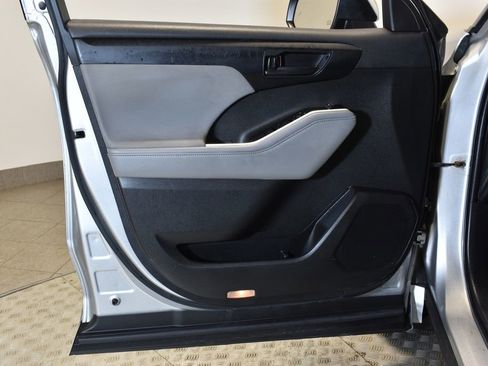 Used 2023 Toyota Highlander LE image 9