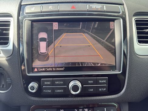 Used 2016 Volkswagen Touareg TDI image 16