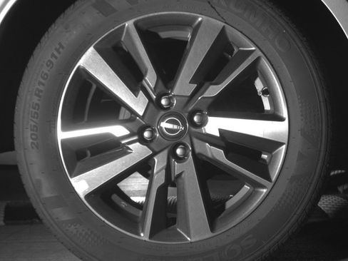 Used 2025 Nissan Versa SV FWD image 15