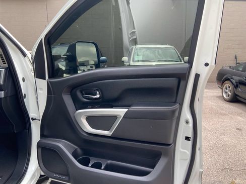 Used 2018 Nissan Titan PRO-4X w/ Pro-4x Convenience Package AWD/4WD image 23