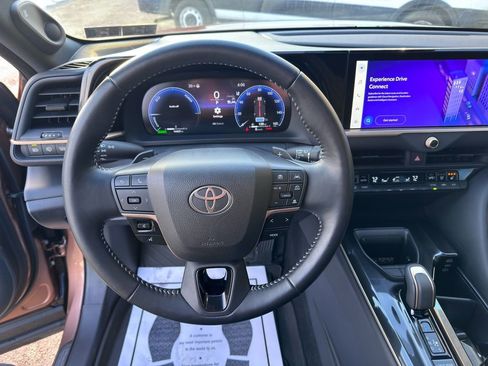 Used 2025 Toyota Crown Signia Limited image 17