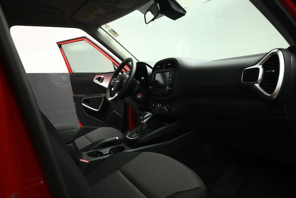 Used 2025 Kia Soul LX w/ LX Technology Package FWD image 57