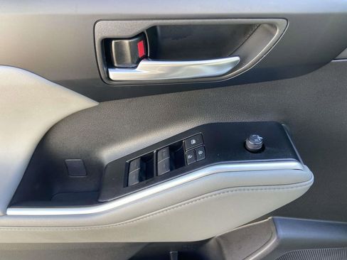 Used 2025 Toyota Highlander XLE image 14