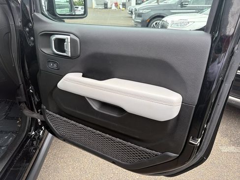 Used 2023 Jeep Gladiator Overland AWD/4WD image 14