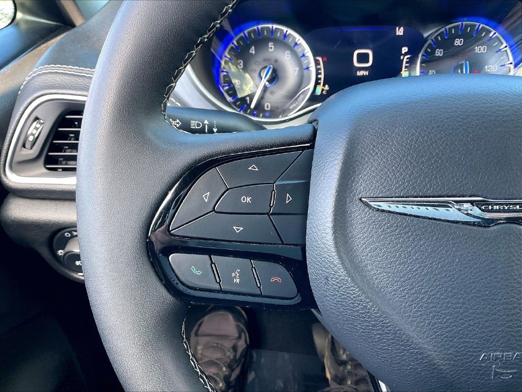 Used 2025 Chrysler Pacifica Limited FWD image 23