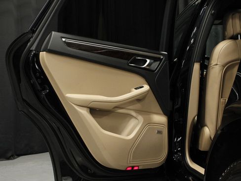 Certified 2026 Porsche Macan AWD/4WD image 13