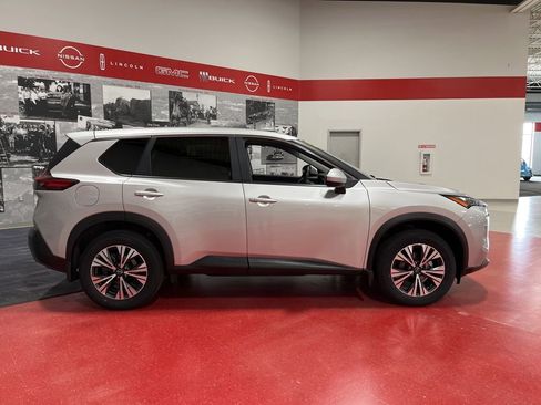 Used 2023 Nissan Rogue SV AWD/4WD image 2