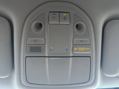 Used 2023 Genesis G70 2.0T image 33