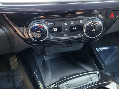 Used 2024 Chevrolet Trax RS w/ Sunroof Package FWD image 41