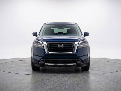 Used 2025 Nissan Pathfinder SV FWD image 2