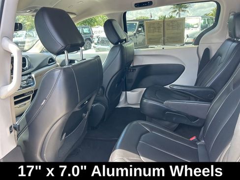 Certified 2023 Chrysler Pacifica Touring-L image 31