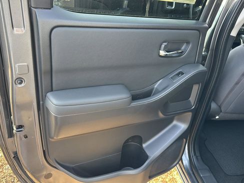 Used 2022 Nissan Frontier SV image 15