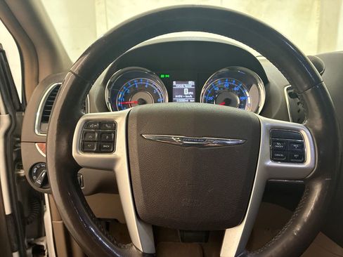 Used 2016 Chrysler Town & Country Touring w/ Driver Convenience Group FWD image 12