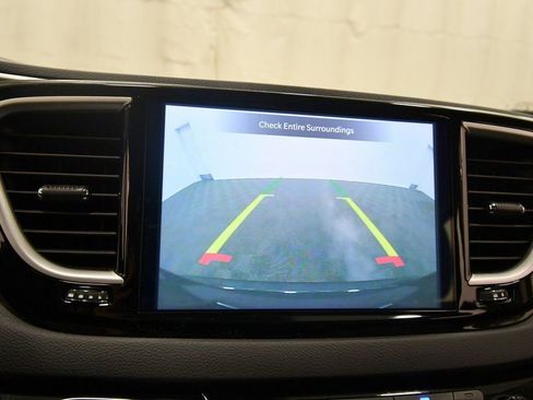 Used 2024 Chrysler Pacifica Touring-L image 24