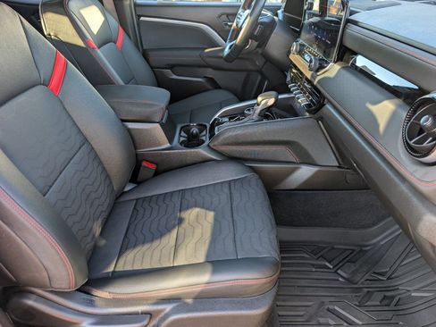Used 2025 Chevrolet Colorado Z71 w/ Technology Package AWD/4WD image 12