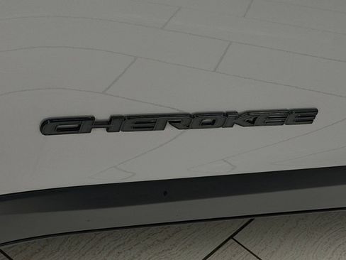 Used 2020 Jeep Cherokee Latitude Plus FWD image 34