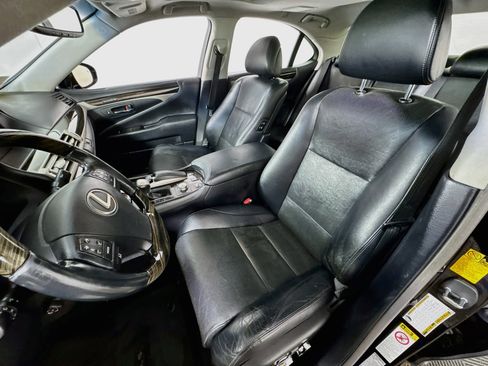 Used 2013 Lexus LS 460 AWD w/ Comfort Pkg image 16