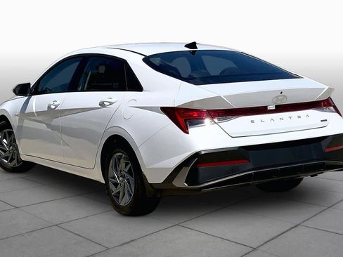 Used 2025 Hyundai Elantra Hybrid FWD image 12