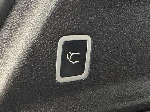 Used 2021 Chrysler Pacifica Limited w/ Uconnect Theater Family Group FWD image 36