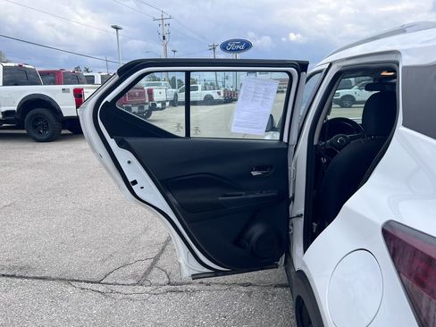 Used 2021 Nissan Kicks SV FWD image 14