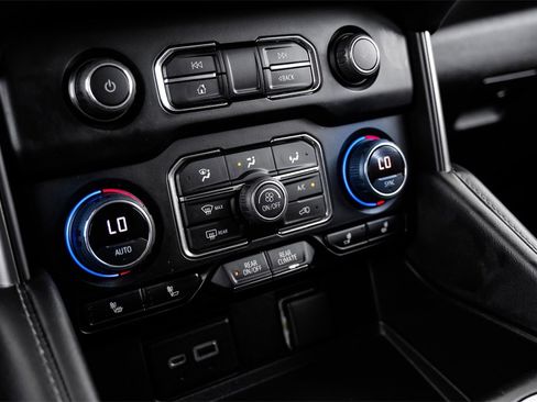 Used 2022 Chevrolet Suburban LT image 25