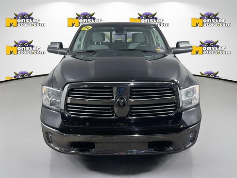 Used 2022 RAM 1500 Classic SLT w/ SLT Plus D￩cor Group image 2