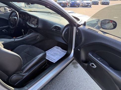 Used 2017 Dodge Challenger R/T Scat Pack RWD image 9
