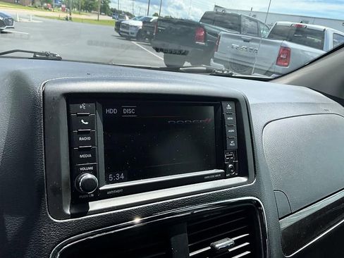 Used 2018 Dodge Grand Caravan SE FWD image 18