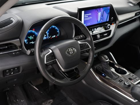 Used 2024 Toyota Highlander Limited AWD/4WD image 22